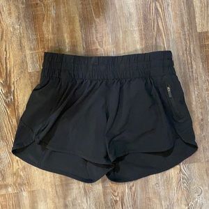LuLulemon Tracker Short 4”